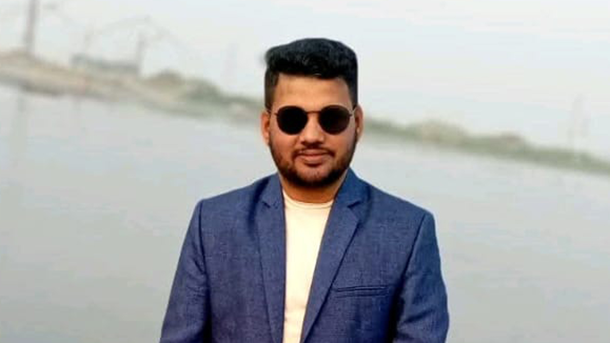 দৌলতদিয়া ফেরিঘাটে বাসডুবি: বেঁচে ফিরলেন খোকসার খাইরুল, ছিনিয়ে নিয়েছে মোবাইল ফোন