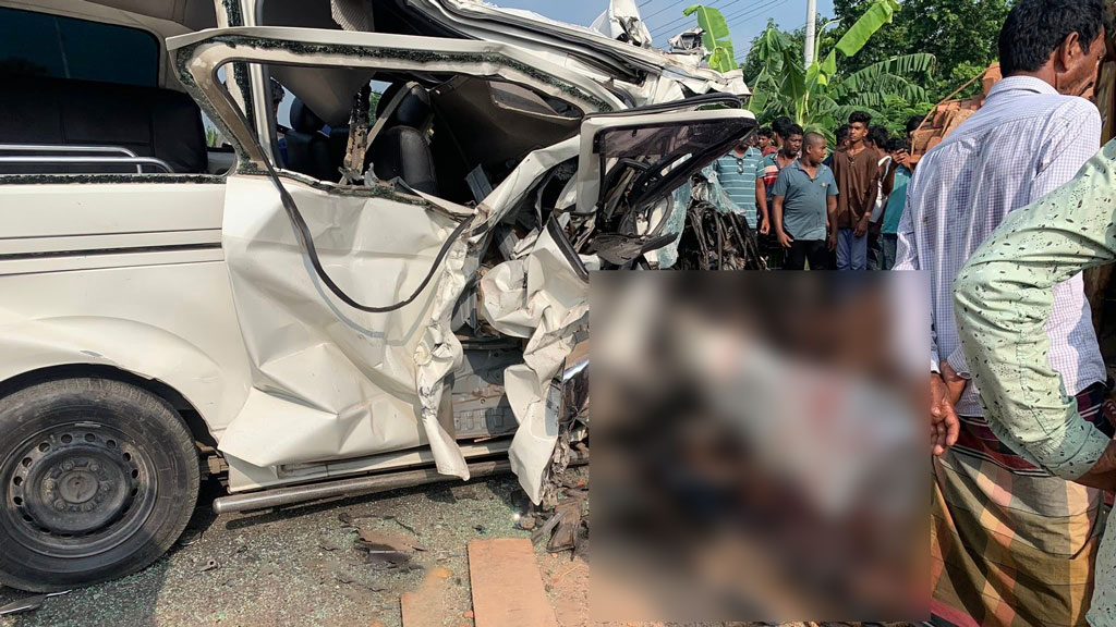 চালক ঘুমে, সহকারী চালাচ্ছিলেন অ্যাম্বুলেন্স: যুবক নিহত