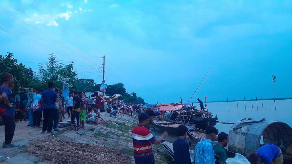 নতুন পানিতে বদলে গেছে পদ্মার পাড়, ছুটির দিনে দর্শনার্থীদের ভিড়