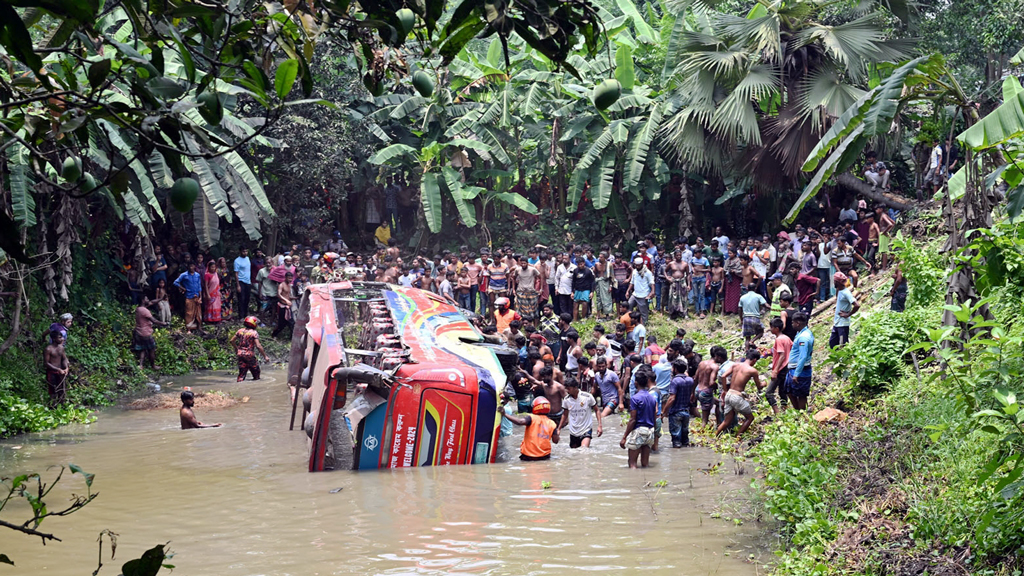 কুষ্টিয়ায় ডাম্প ট্রাকের সঙ্গে সংঘর্ষে বাস খাদে, নিহত ৩, আহত অন্তত ২০