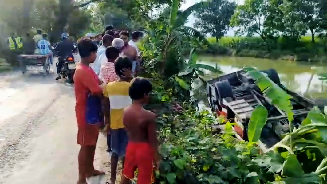 কুষ্টিয়ায় যাত্রীবাহী বাস উল্টে পুকুরে, আহত ২৫