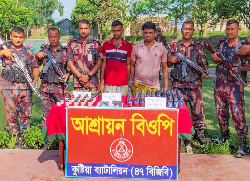 দৌলতপুর সীমান্তে ১০ কোটি টাকার মাদক ও অস্ত্রসহ আটক ২