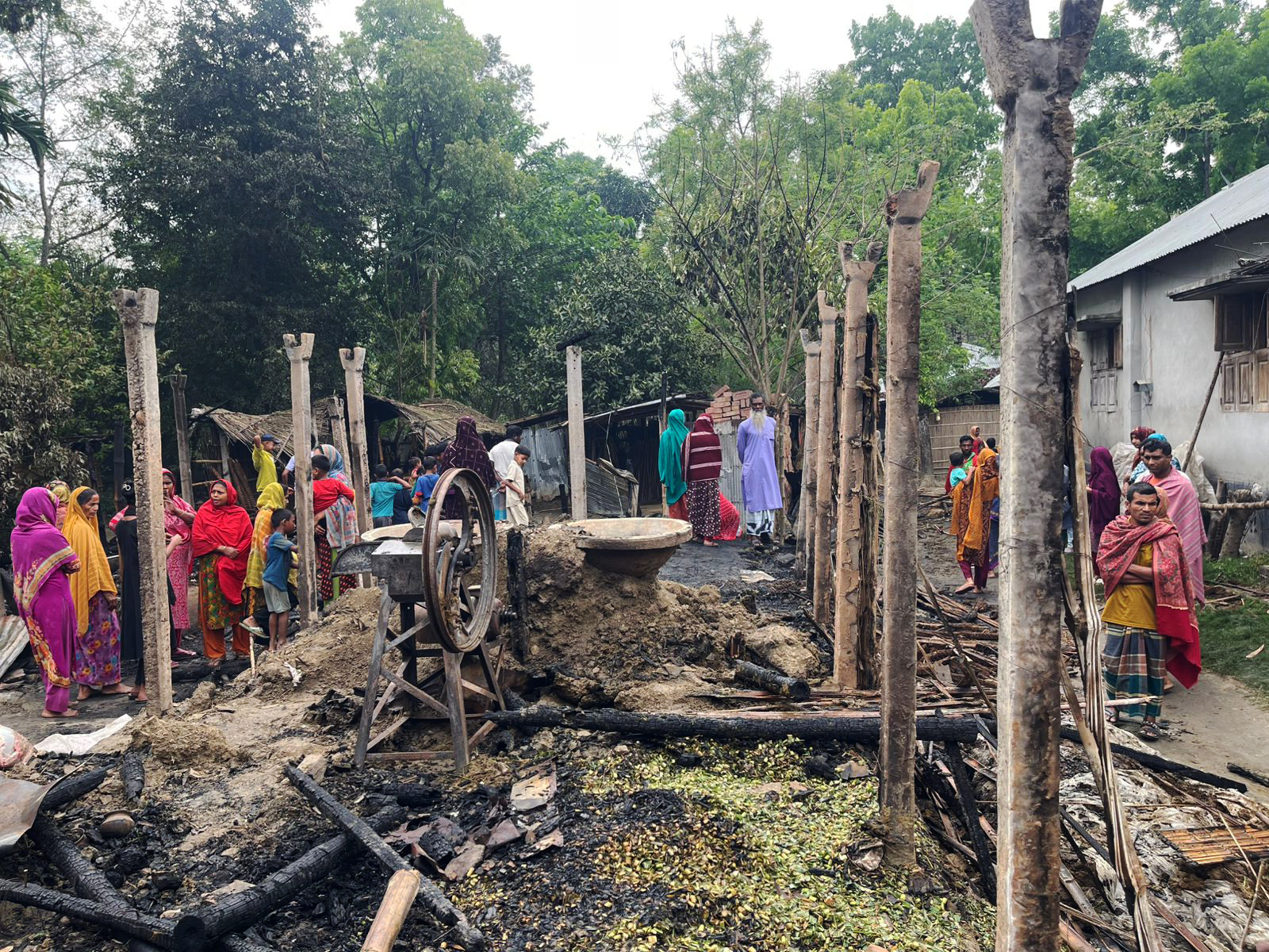 দৌলতপুরে কয়েলের আগুনে পুড়ল গবাদিপশু-ঘরবাড়ি, দগ্ধ ২