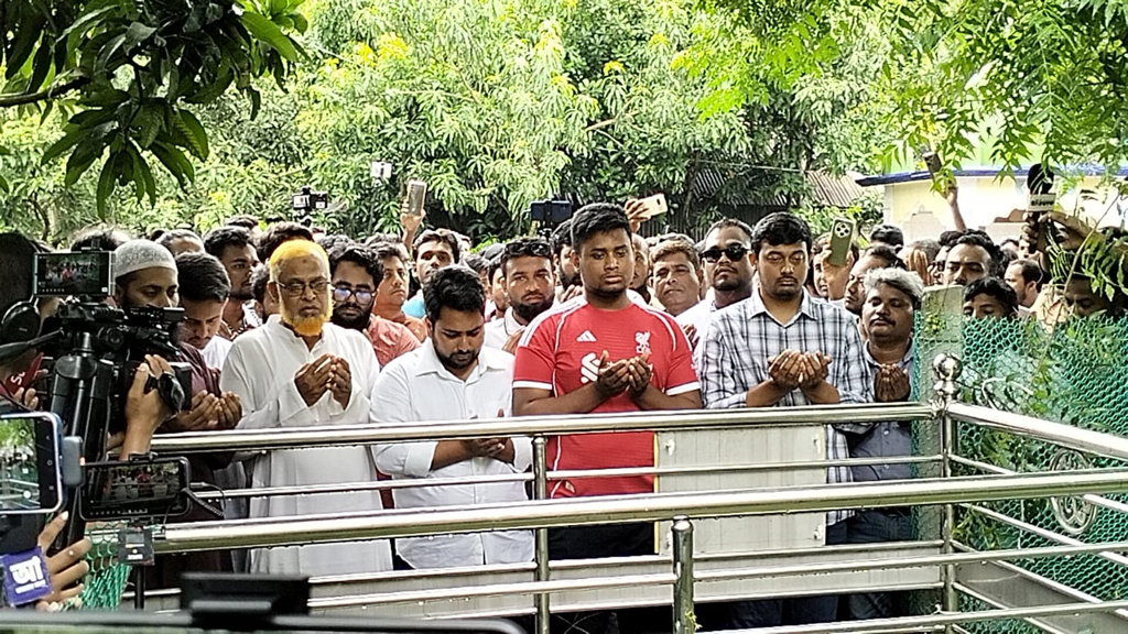 আজ মঙ্গলবার দুপুরে কুষ্টিয়ার কুমারখালীর রায়ডাঙ্গা গ্রামে আবরার ফাহাদের কবর জিয়ারত করেন এনসিপির নেতা-কর্মীরা। ছবি: আজকের পত্রিকা