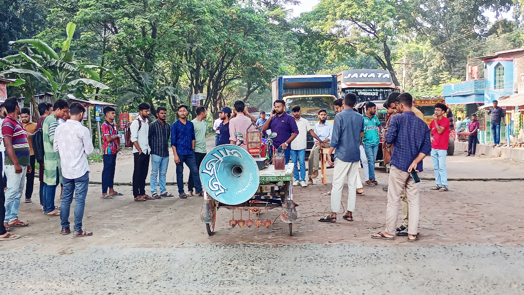 মহাসড়ক সংস্কারের দাবিতে ইবি শিক্ষার্থীদের ব্লকেড