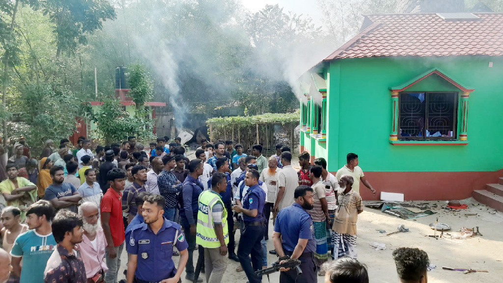 কুষ্টিয়ায় ‘পীরের’ আস্তানায় হামলা-আগুন, নিহত ১ ও আহত ৩