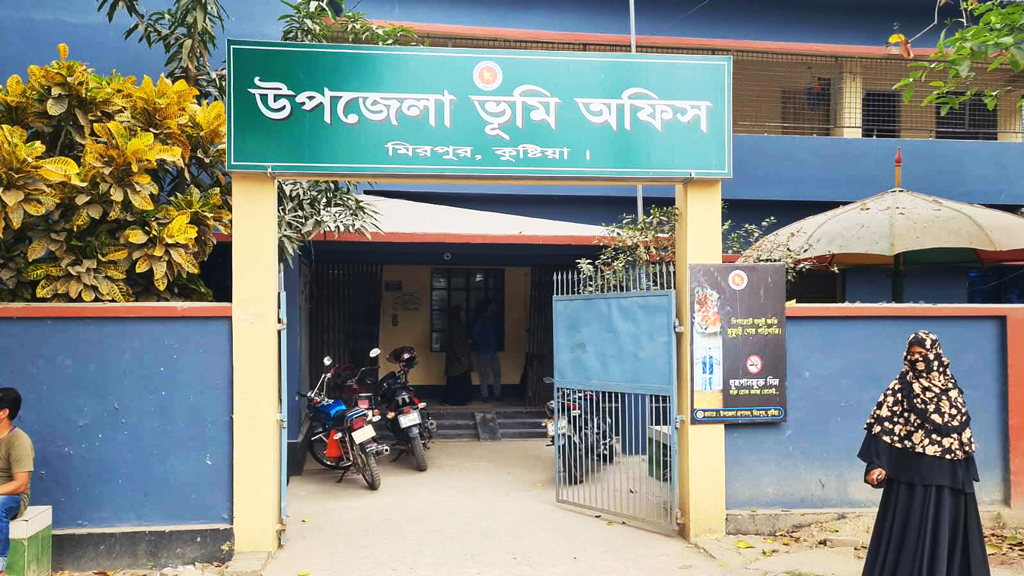 কুষ্টিয়ায় রাতে তালা ভেঙে সরকারি দপ্তরের নথিপত্র তছনছ