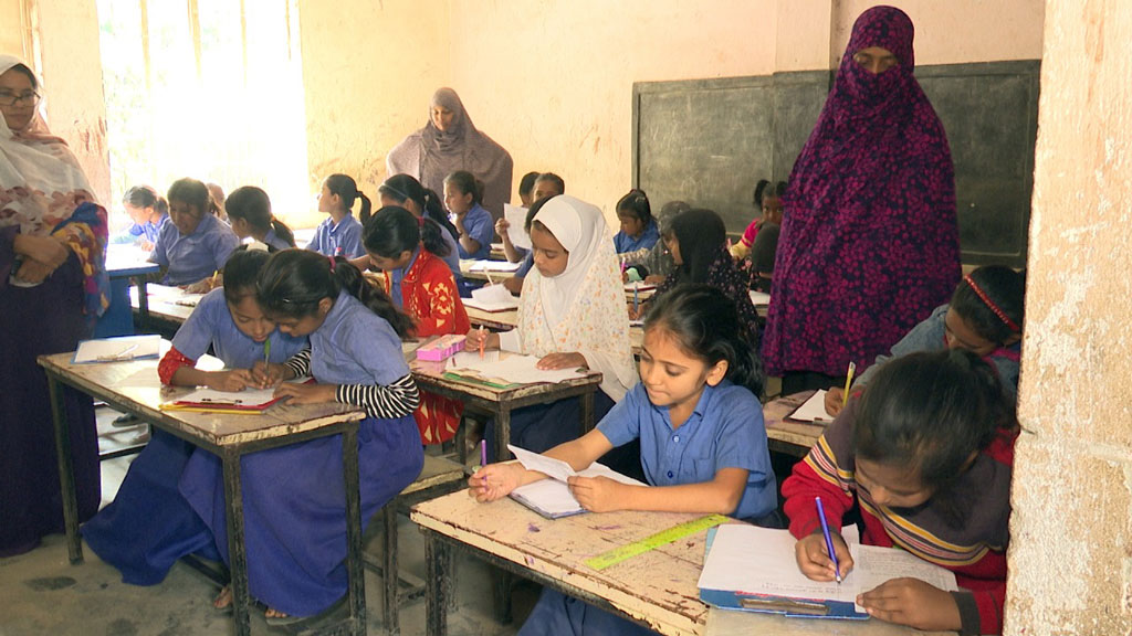 শিক্ষকেরা আন্দোলনে, শিক্ষার্থীদের পরীক্ষা নিলেন অভিভাবকেরা