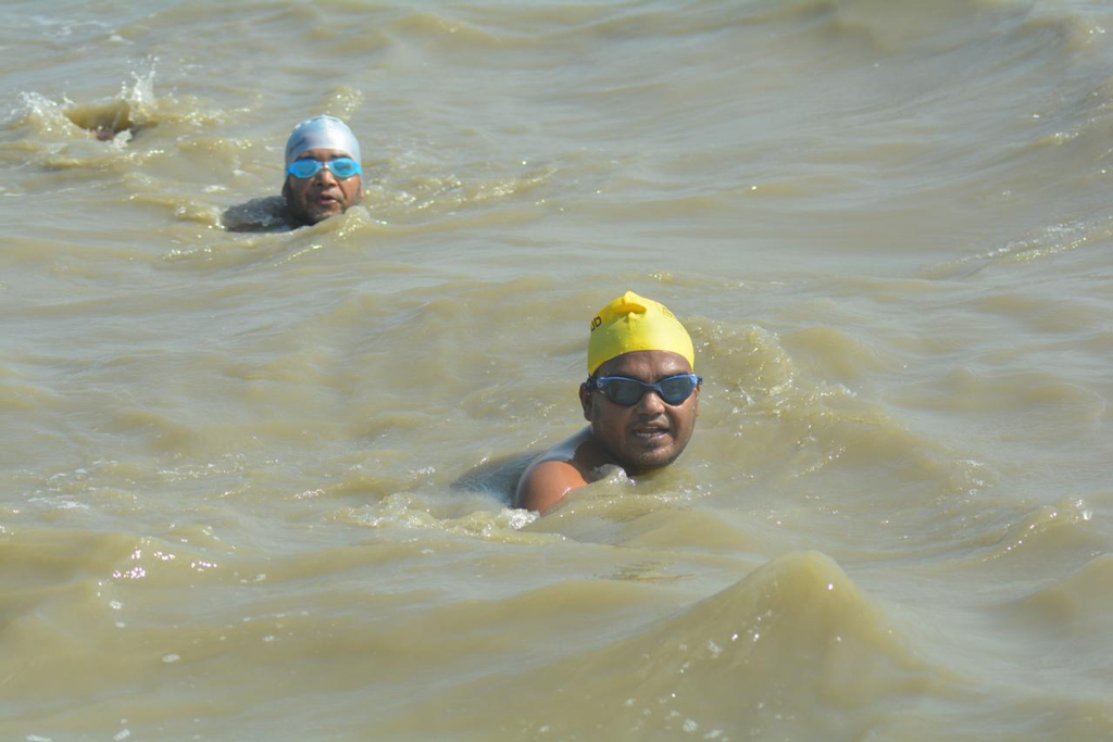 পানিতে ডুবে মৃত্যুর সচেতনতায় কুতুবদিয়া চ্যানেলে সাঁতার