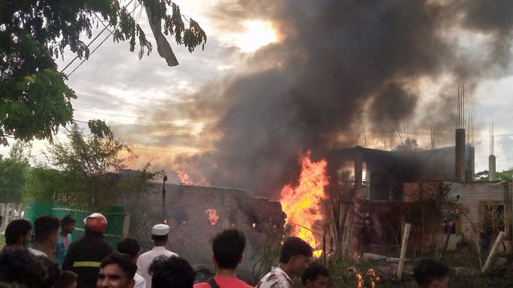 কুতুবদিয়ায় গ্যাস সিলিন্ডার গুদামে আগুন