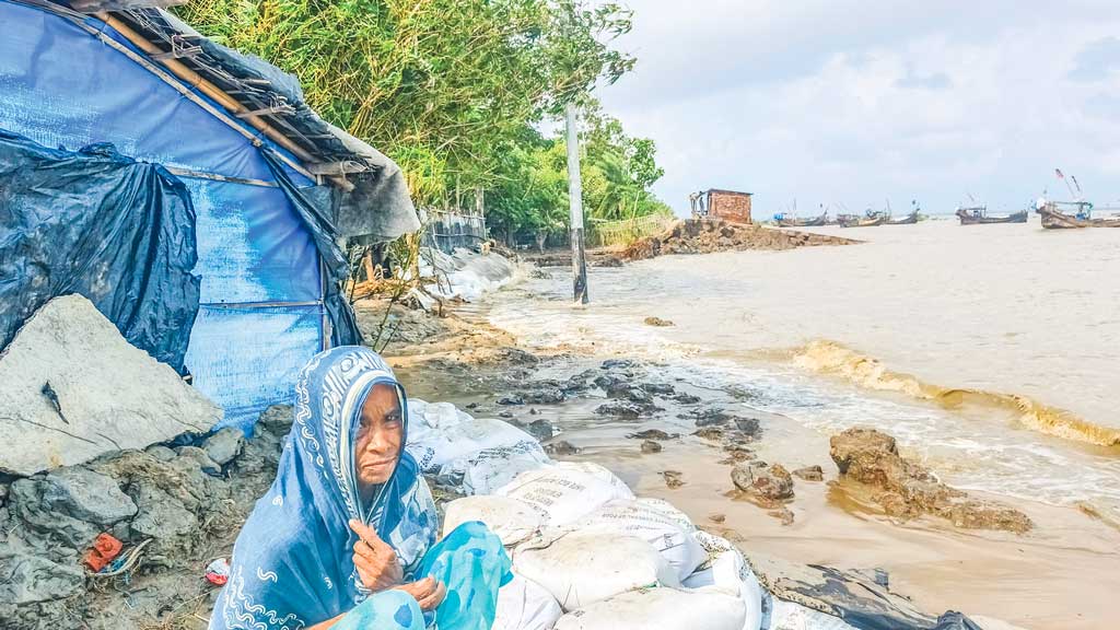 কুতুবদিয়ায় বেড়িবাঁধ ভাঙা: জোয়ারে ডুবে যায় ঘরবাড়ি