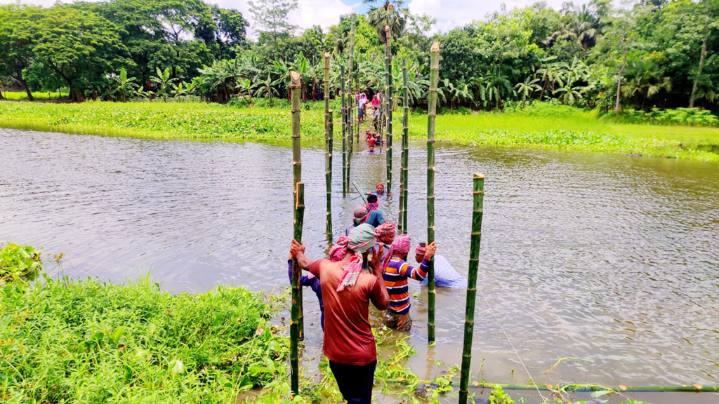 স্বপ্নই রয়ে গেল চিত্রাপাড়ের মানুষের, আবারও সাঁকো নির্মাণ স্বেচ্ছাশ্রমে