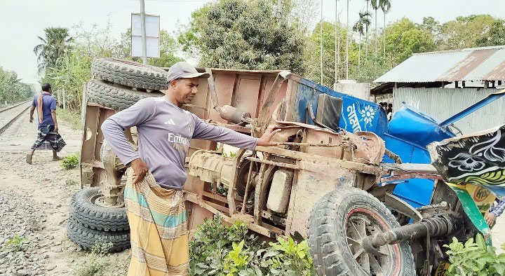 ট্রেনের ধাক্কায় উল্টে গেল ‘লাটাহাম্বা’, চালক নিহত