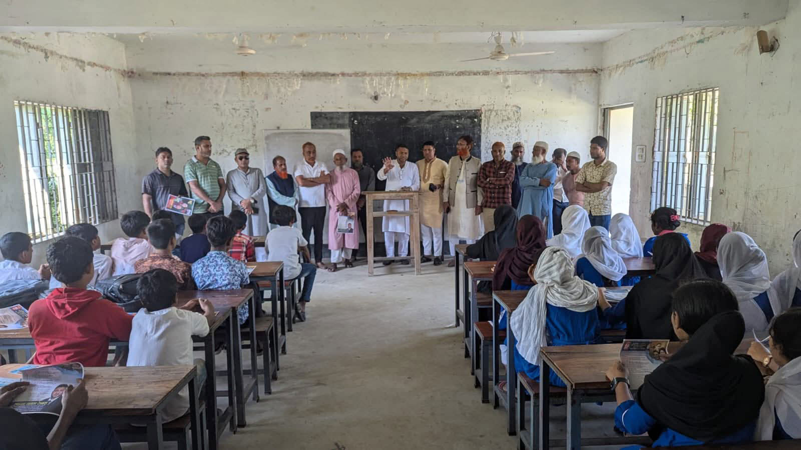 স্কুলে আবারও সেই বিএনপি নেতার ধানের শীষ প্রতীকের প্রচারণা