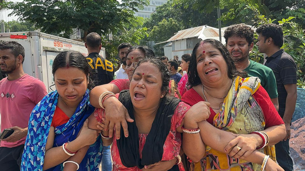 এএসপি পলাশ সাহার জন্য কাঁদছেন ভাই-বোন-স্বজনেরা