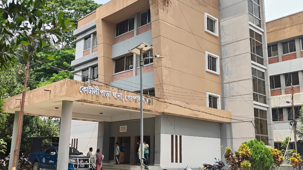 কোটালীপাড়ায় আওয়ামী লীগের দেড় হাজার নেতা-কর্মীর বিরুদ্ধে মামলা, গ্রেপ্তার ১২