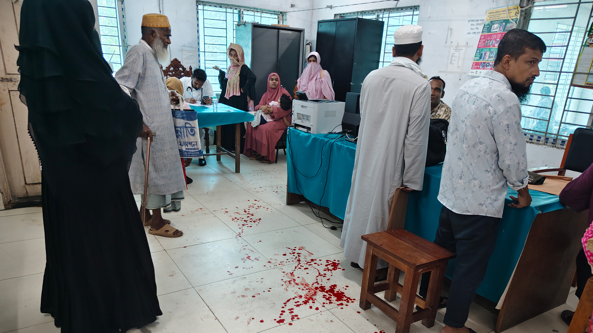 কোটালীপাড়া উপজেলা স্বাস্থ্য কমপ্লেক্সে ঢুকে আহতকে দ্বিতীয়বার কোপাল প্রতিপক্ষ