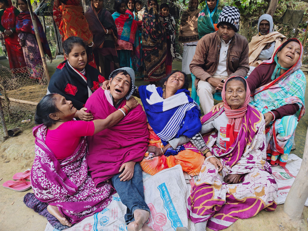 মাদারীপুরে সড়ক দুর্ঘটনায় নিহত: কোটালীপাড়ার পাইকের বাড়ি গ্রামে চলছে শোকের মাতম