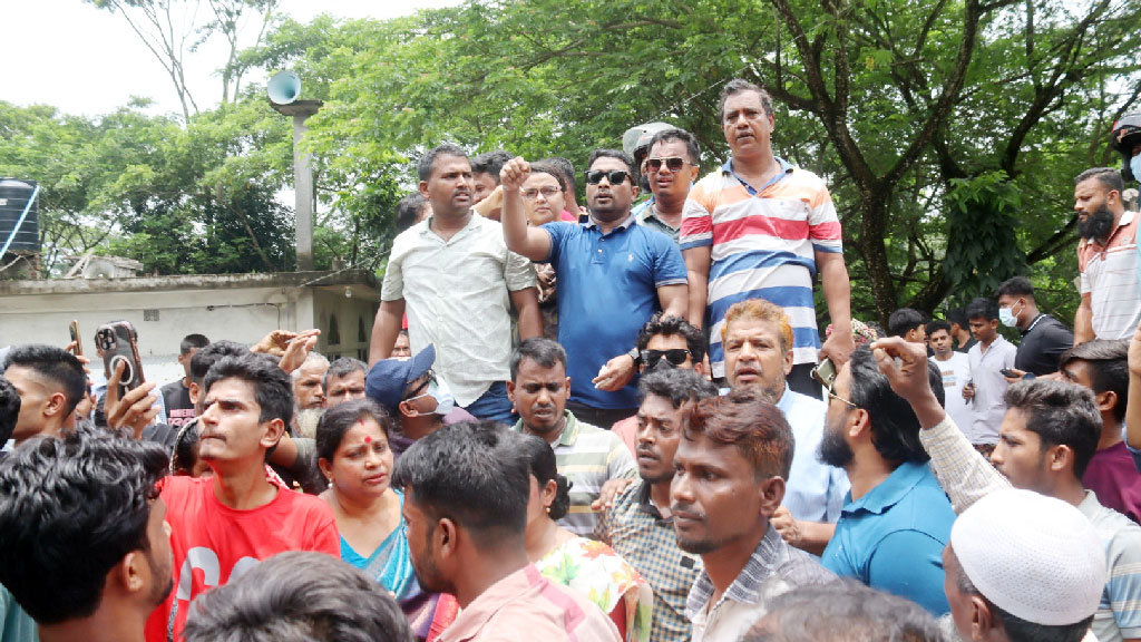 গোপালগঞ্জে এনসিপি নেতাদের আগমন ঠেকাতে সড়ক অবরোধ