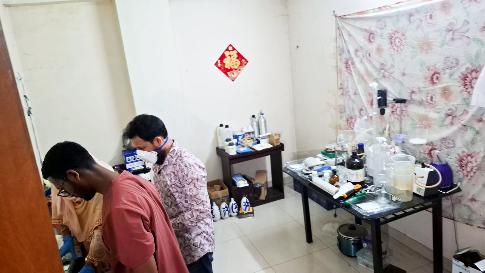 উত্তরায় শরীর থেকে মন আলাদা করা ‘কেটামিন’ তৈরি করতেন ৩ চীনা নাগরিক, যেত শ্রীলঙ্কায়