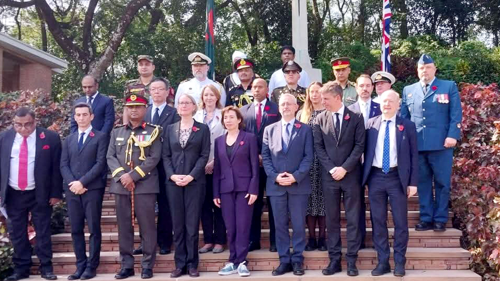 কুমিল্লায় ওয়ার সিমেট্রিতে সেনাদের সমাধিতে কূটনীতিকদের শ্রদ্ধা