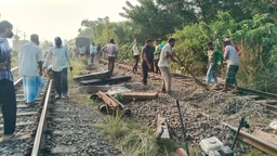 ১৬ ঘণ্টা পর উদ্ধার কর্ণফুলী কমিউটারের বগি, সচল হয়নি আপলাইন