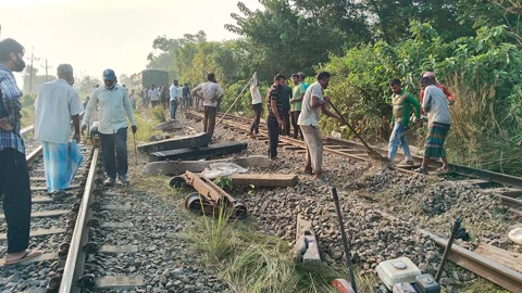 ১৬ ঘণ্টা পর উদ্ধার কর্ণফুলী কমিউটারের বগি, সচল হয়নি আপলাইন