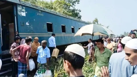 কুমিল্লায় কর্ণফুলী এক্সপ্রেসের তিন বগি লাইনচ্যুত, আপলাইনে ট্রেন চলাচল বন্ধ