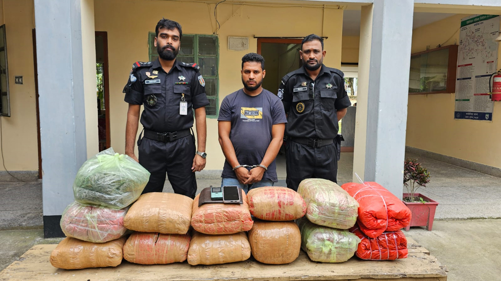 কাভার্ড ভ্যান রেখে পালানোর চেষ্টা, ৫৫ কেজি গাঁজাসহ গ্রেপ্তার