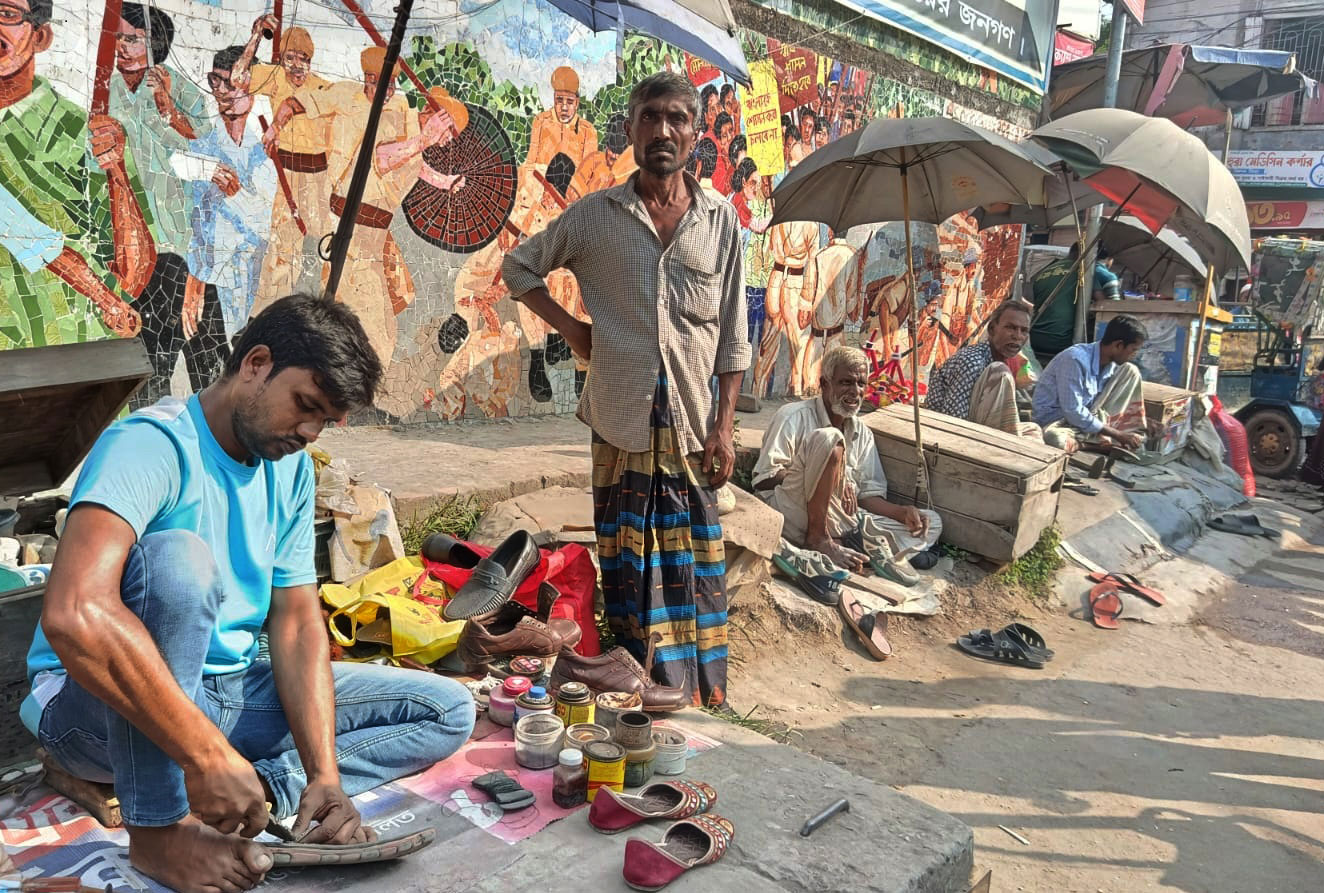 কুড়িগ্রামের উলিপুর পৌরসভার গবার মোড়ে কাজ করছেন রবিদাস সম্প্রদায়ের লোকজন। ছবি: আজকের পত্রিকা