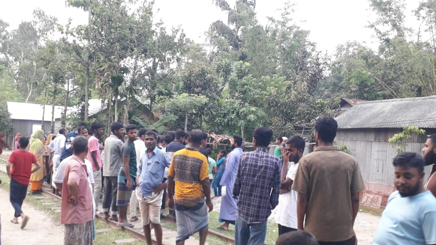 প্রথম বিয়ে গোপন করে যুবকের দ্বিতীয় বিয়ে: স্ত্রীর মর্যাদার দাবিতে এইচএসসি পরীক্ষার্থীর অনশন