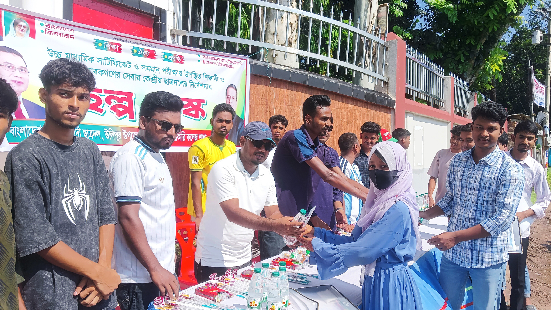 উলিপুরে এইচএসসি পরীক্ষার্থীদের মাঝে ছাত্রদলের পানি ও স্যালাইন বিতরণ