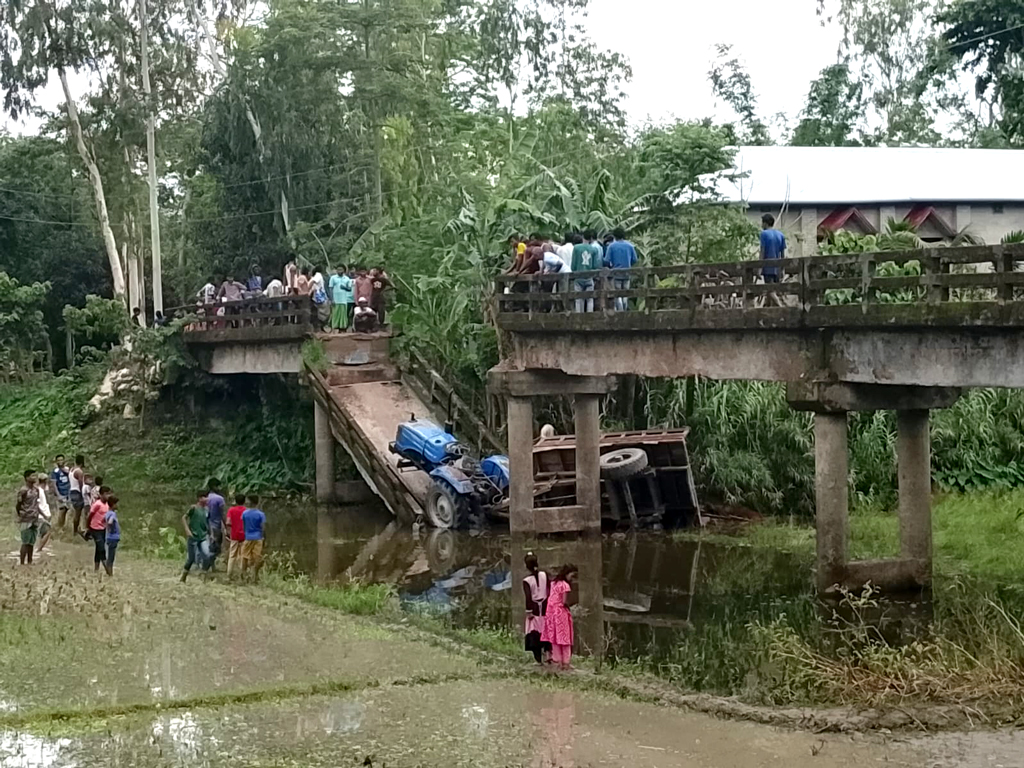 কুড়িগ্রামে মালবাহী ট্রাক্টরের ভারে ভেঙে পড়ল সেতু, আহত ৬