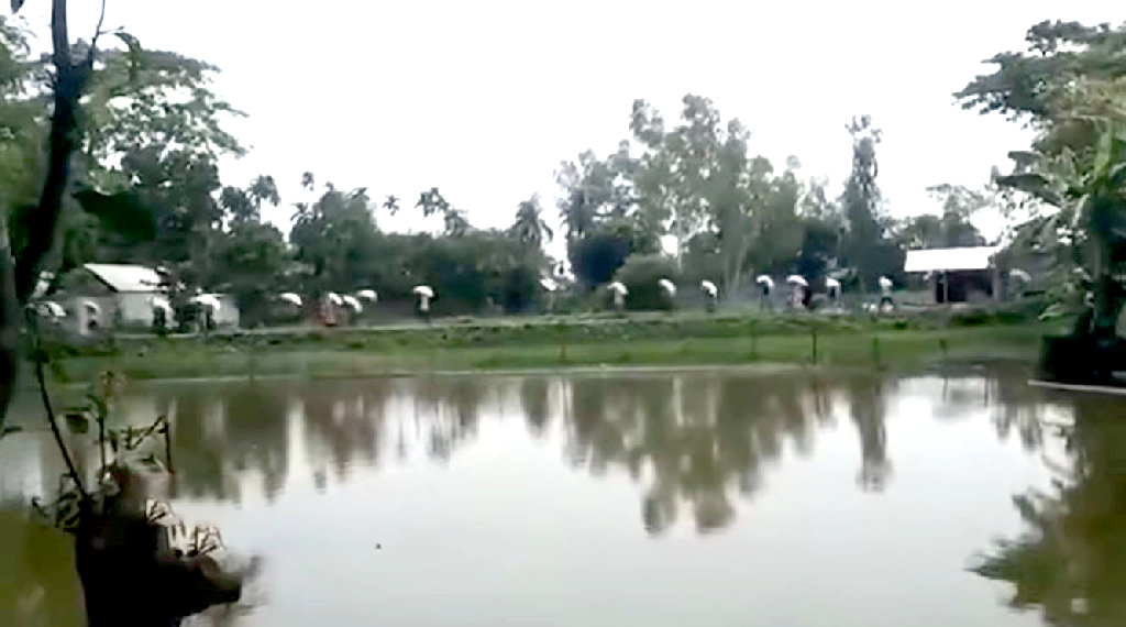 ইউরিয়ার ‘কৃত্রিম সংকট’, ডিলার পয়েন্ট ভেঙে শতাধিক বস্তা নিয়ে গেলেন কৃষকেরা