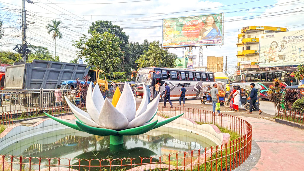 যানজট কমার আশা: কুড়িগ্রামে প্রশস্ত হচ্ছে শাপলা চত্বর