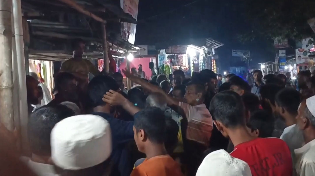 আঁতাতের অভিযোগে কৃষি কর্মকর্তাকে দোকানে অবরুদ্ধ করলেন ক্ষুব্ধ কৃষকরা