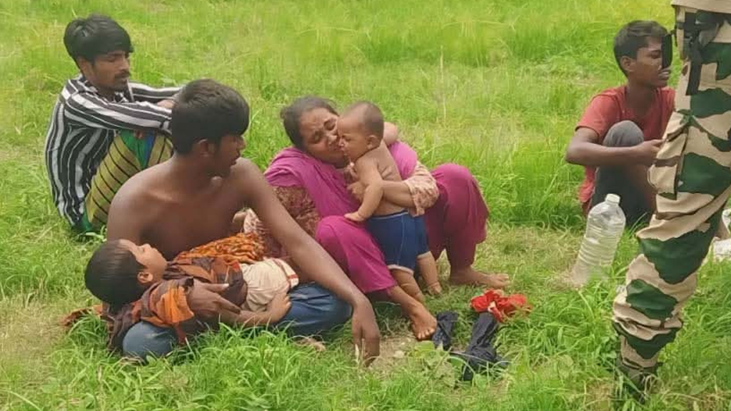 ৫০ ঘণ্টা পেরিয়ে গেলেও সীমান্তের শূন্যরেখায় দুই শিশু সন্তানসহ দম্পতি