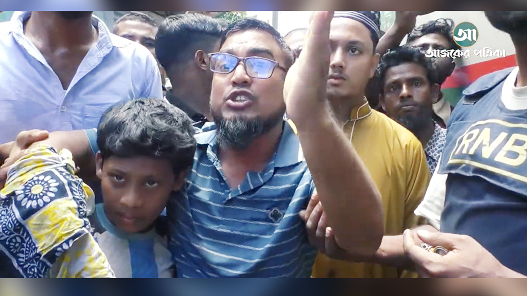 ট্রেনের স্টাফের বিরুদ্ধে বাবা-ছেলেকে ছুরিকাঘাতের অভিযোগ, কুষ্টিয়ায় ট্রেন আটকে বিক্ষোভ