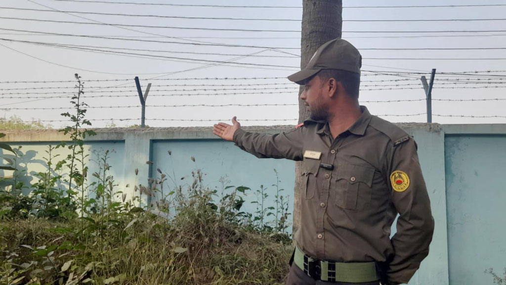 কুষ্টিয়া পাউবোকে লক্ষ্য করে গুলি, পালিয়ে যাওয়া একজনের হাতে ছিল বন্দুক