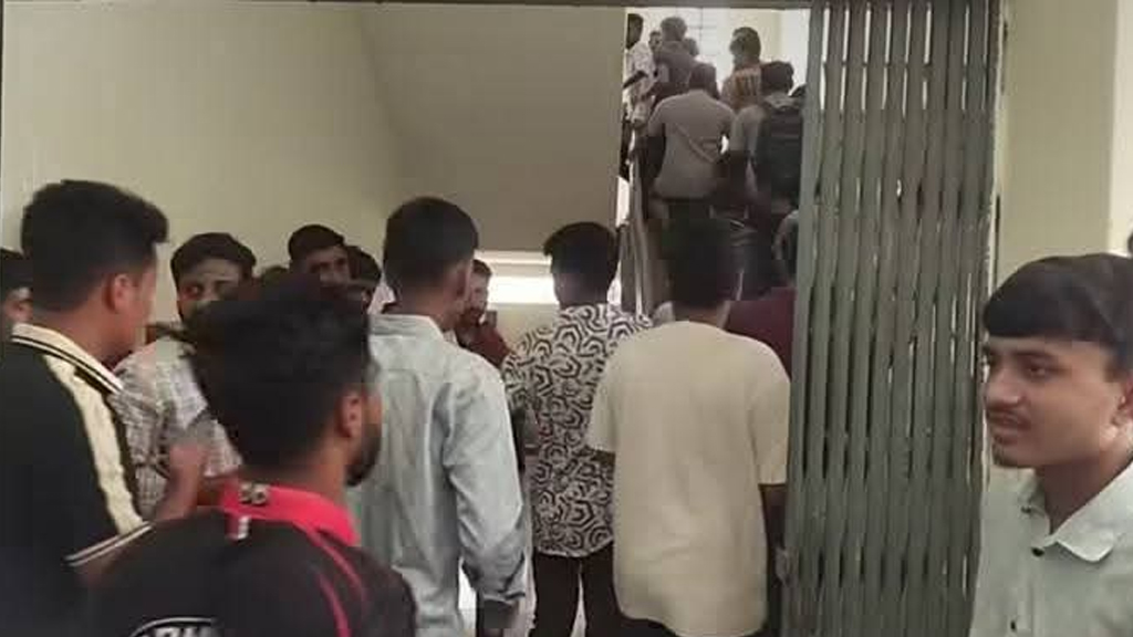 কুষ্টিয়া সরকারি কলেজে সংসদ সদস্য আমির হামজাকে ঘিরে হট্টগোল