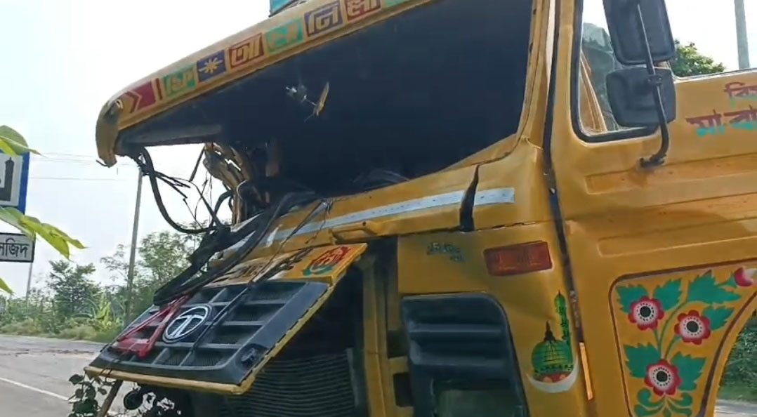 কুষ্টিয়ায় দুই ট্রাকের মুখোমুখি সংঘর্ষে চালক নিহত, আহত ৩