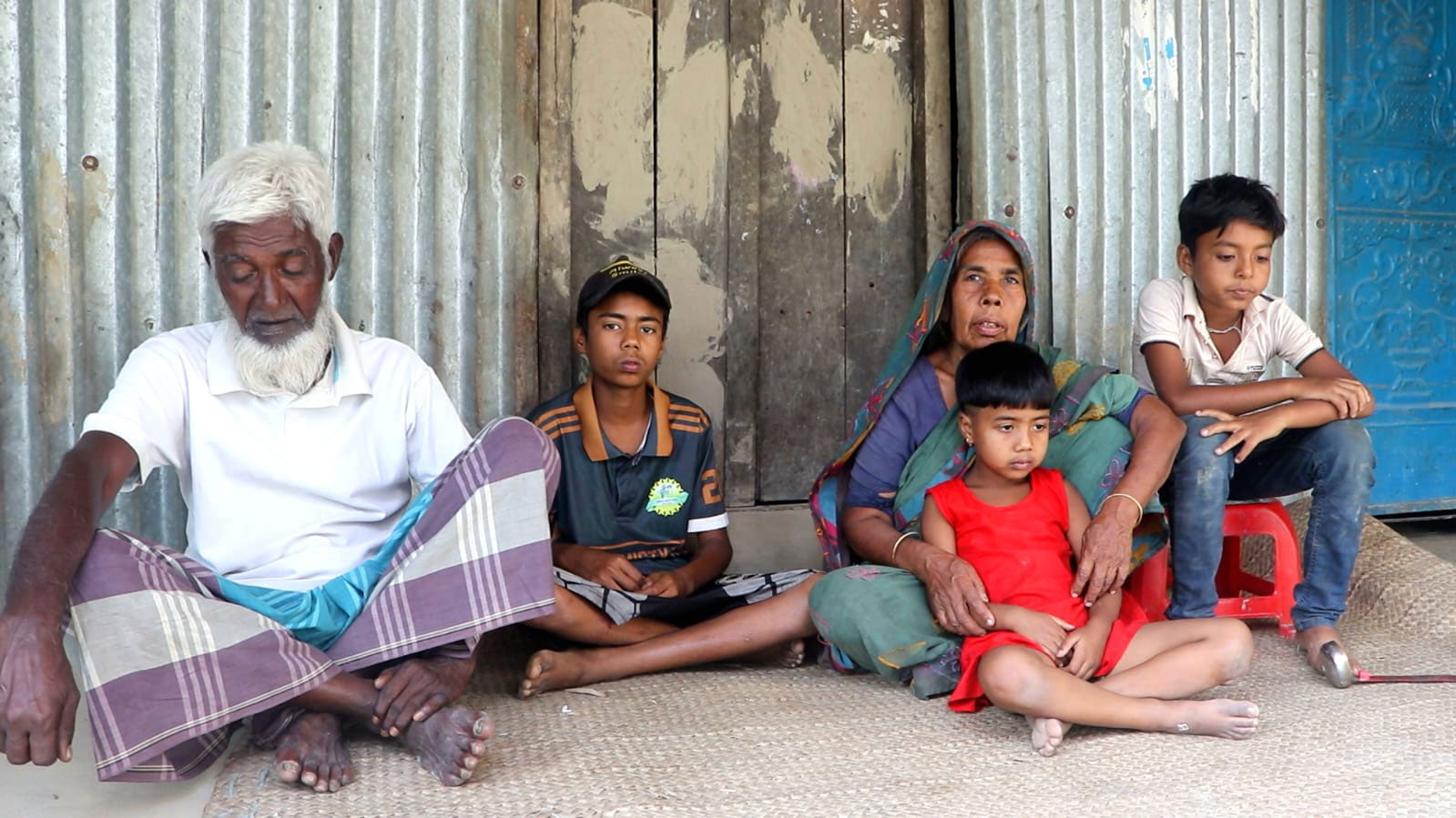 মা-বাবাহীন সংসার এখন ১০ বছরের জুনায়েদের কাঁধে