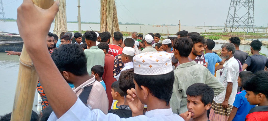 ফুটবল খেলতে গিয়ে নদীর স্রোতে ভেসে গেল মাদ্রাসাছাত্র, একজন জীবিত উদ্ধার