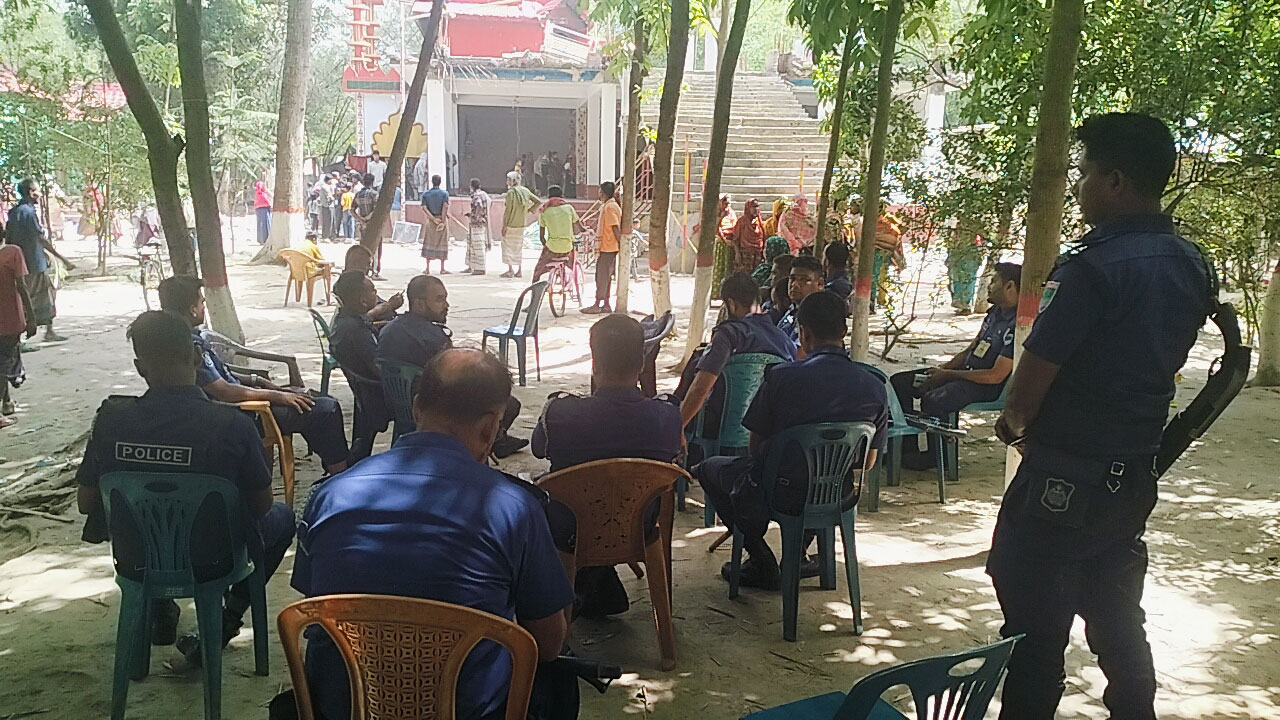 আস্তানায় ঢুকে ‘পীরকে’ হত্যা: পুলিশের সামনেই হত্যাকাণ্ড, আটক নেই