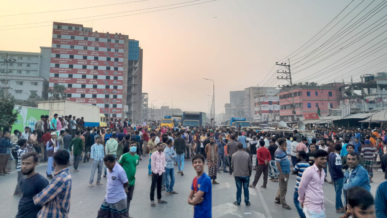 কেয়া কসমেটিক অনির্দিষ্টকালের জন্য বন্ধ, ঢাকা-টাঙ্গাইল মহাসড়ক অবরোধ