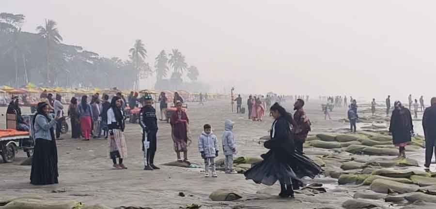 নতুন বছর উপভোগ করতে কুয়াকাটা সৈকতে পর্যটকের ভিড়