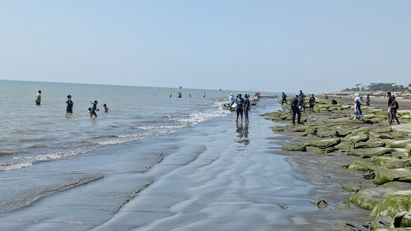 সৈকতে নারী পর্যটকদের গোসলের ভিডিও ধারণ, যুবকের কারাদণ্ড