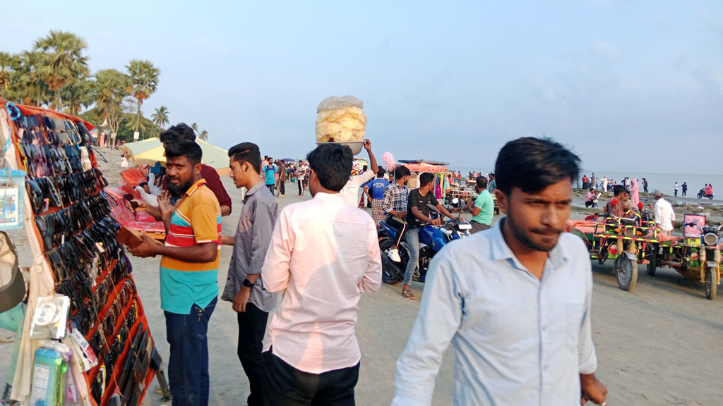 সাপ্তাহিক ছুটিতে কুয়াকাটা সৈকতে পর্যটকের ঢল