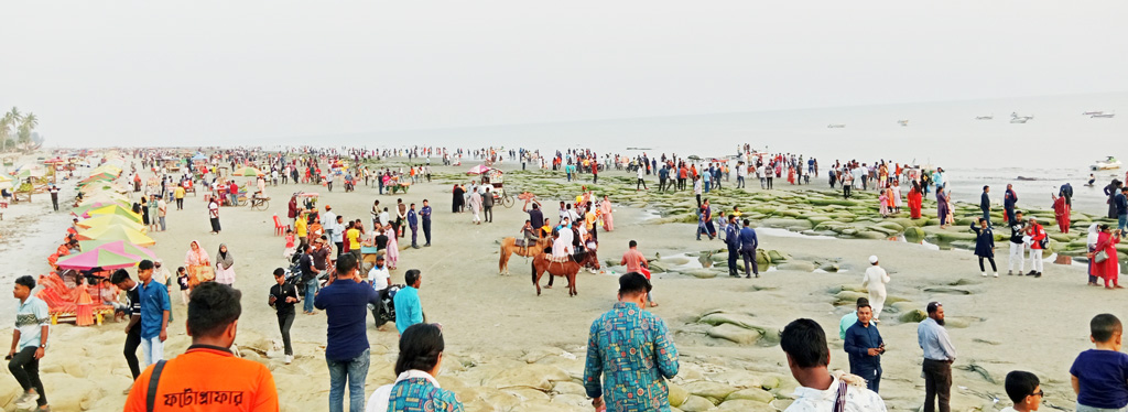 ৩ দিনের ছুটিতে কুয়াকাটা সৈকতে পর্যটকদের ভিড়