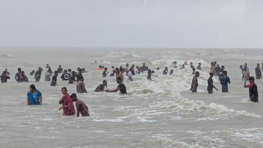 বৈরী আবহাওয়া উপেক্ষা করে কুয়াকাটা সৈকতে পর্যটকদের উপচে পড়া ভিড়